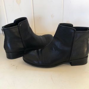 Trotters back zip bootie size 8